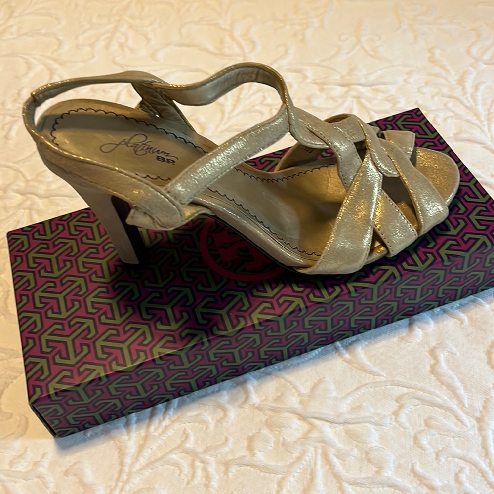 Worn once size 6 Nordstrom BP gold heels.